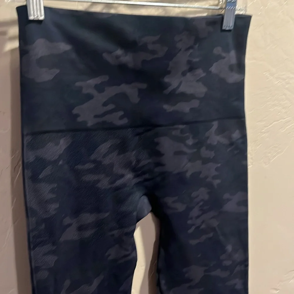Spanx Look at Me Now Cropped Leggings in Black Grey Camo Print - Picture 5 of 10
